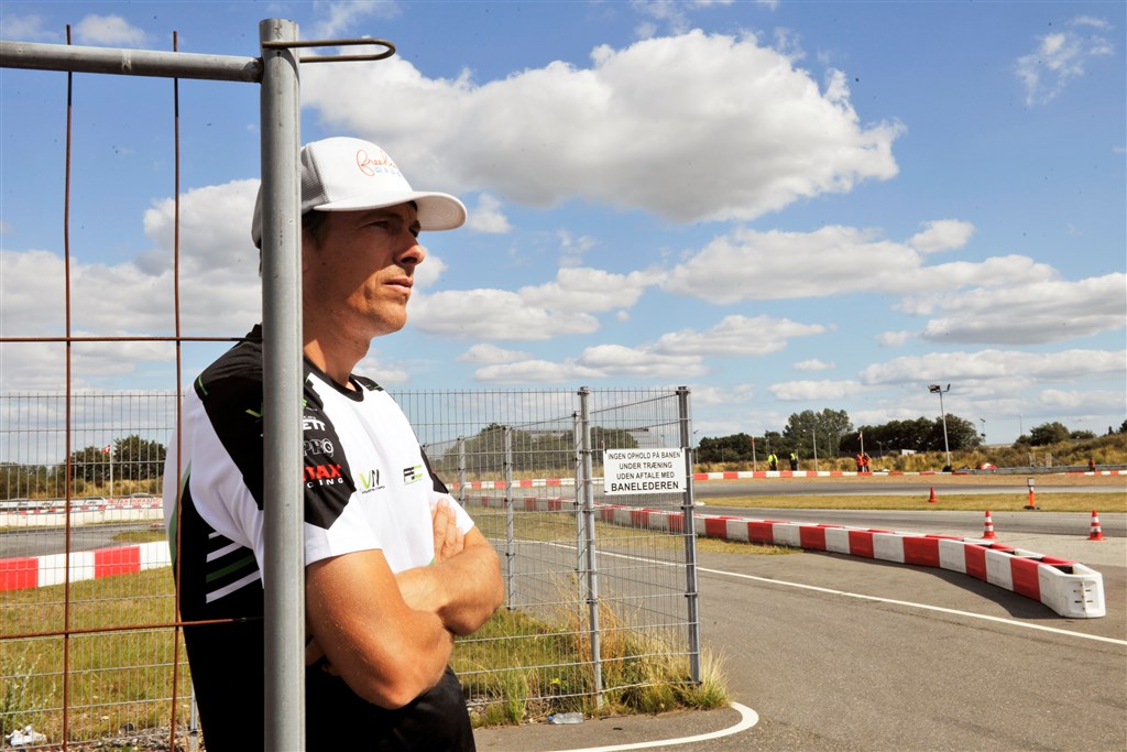 Normalt holder Robert Schlünssen øje med de unge kørere i hans kartingteam. Lørdag tager mange af dem til Padborg Park for at holde øje med teamchefen.
(Foto: Morten Alstrup)